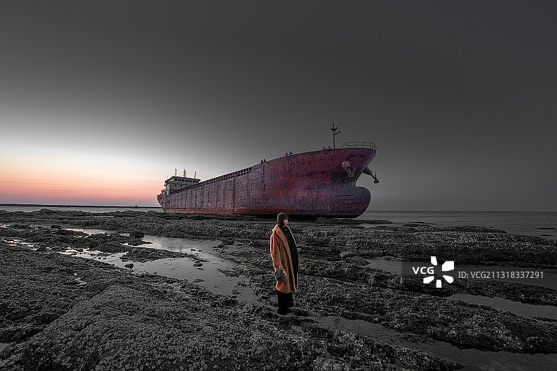 海滩上搁浅的轮船图片素材