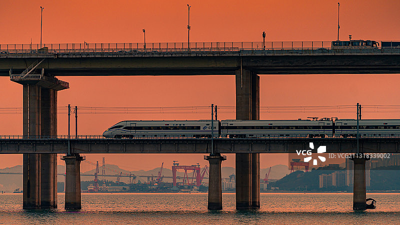 黄昏时刻开往家的高铁图片素材