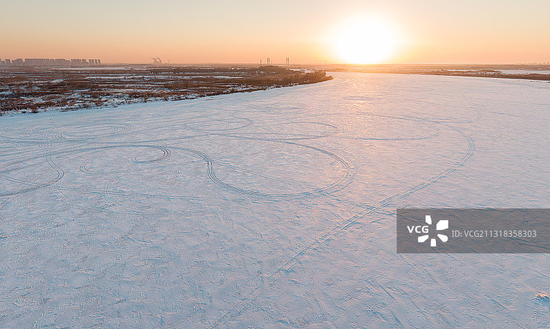 风景 冬 雪地 轮胎印图片素材
