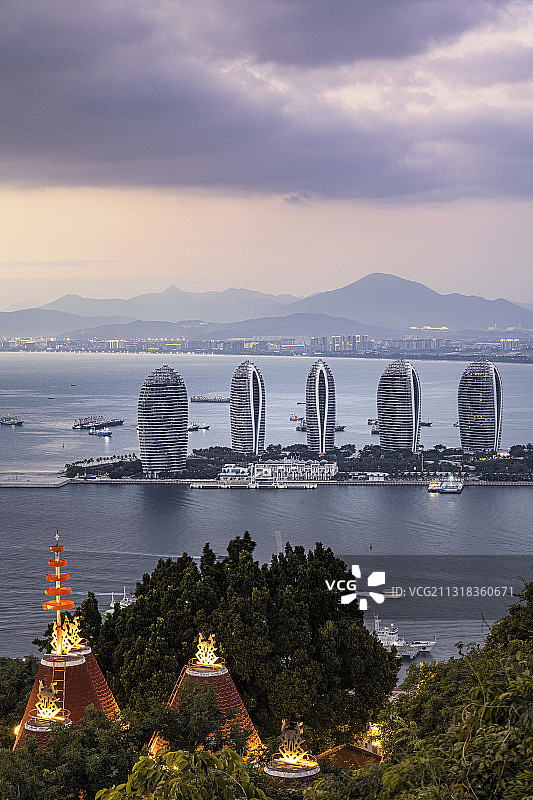 日落港口游艇留白三亚海滨城市小岛凤凰岛图片素材