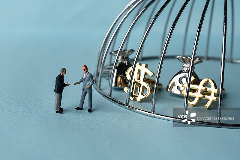 2个穿着西服的男士在谈判合作图片素材