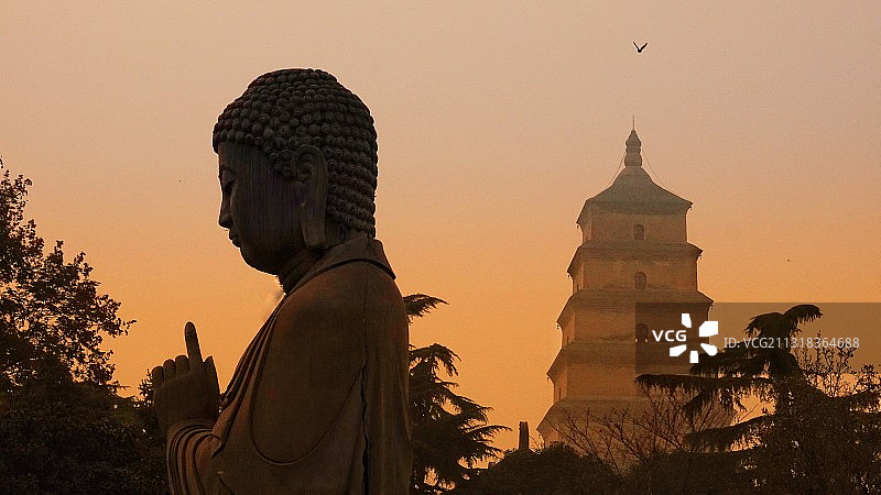 观塔敬佛图片素材