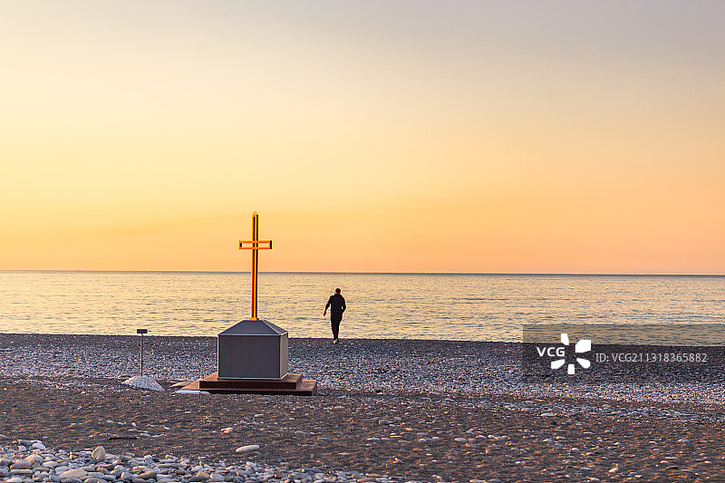 黑海岸边，日落，十字架，一个人，格鲁吉亚，巴统图片素材