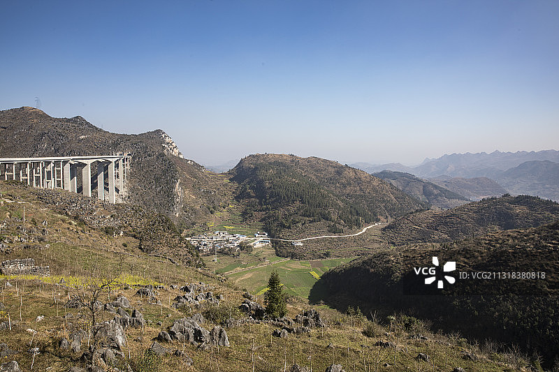 1E8A2361大桥下的小村庄2019.4图片素材