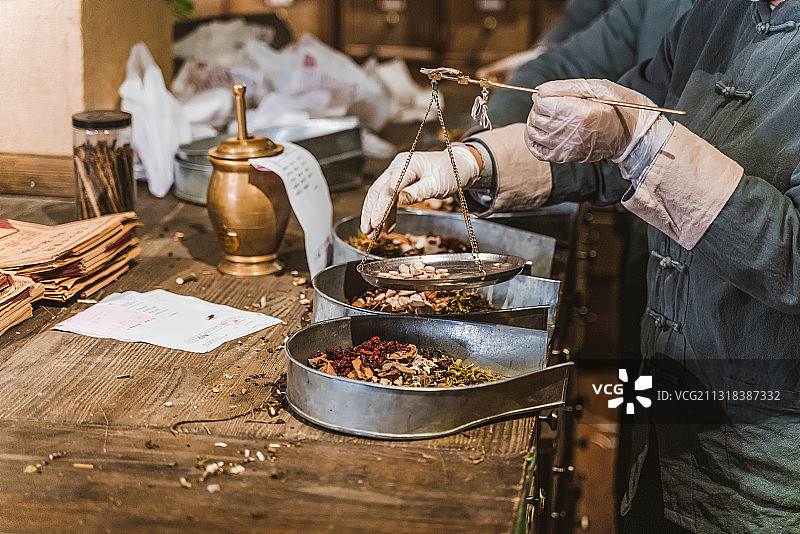 在中医馆工作人员抓中药图片素材