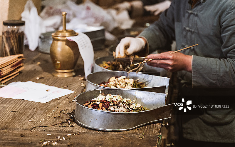 在中医馆工作人员抓中药图片素材