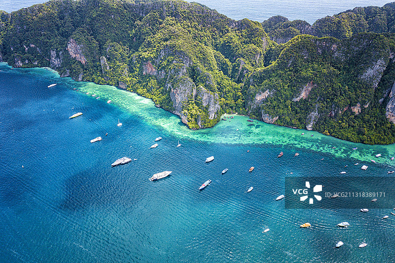 泰国普吉皮皮岛的海湾和游船图片素材