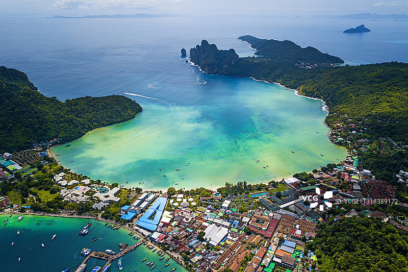 泰国普吉皮皮岛的海湾和游船图片素材