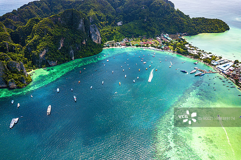 泰国普吉皮皮岛的海湾和游船图片素材