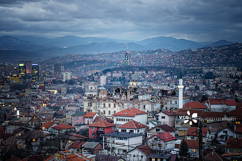 暮色中的东欧前南斯拉夫黑山首都萨拉热窝图片素材