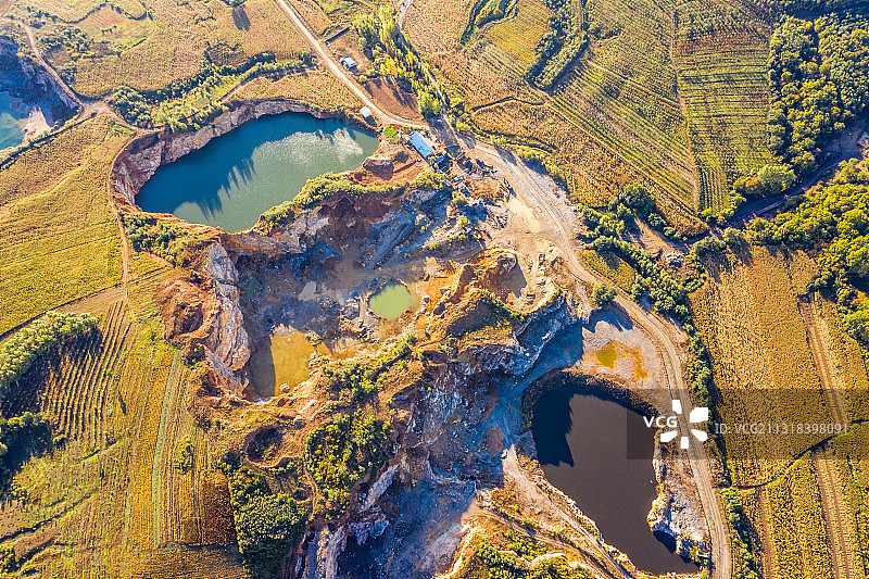 无人机航拍废弃的硅灰石矿坑形成的天池图片素材