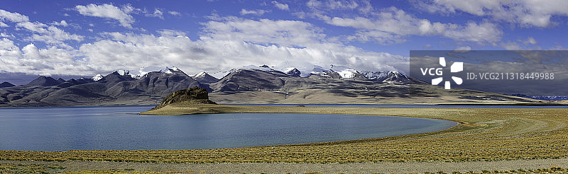 雪山脚下的仁青休布错图片素材