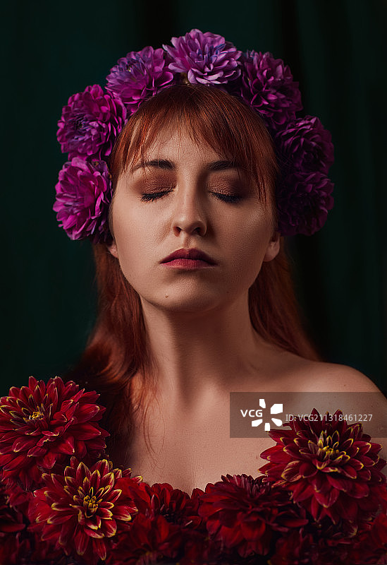 佩戴鲜花的年轻女子面部特写，波兰图片素材