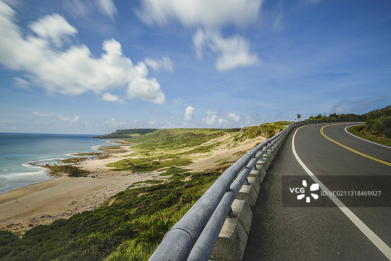 台湾风吹沙旁的海岸公路图片素材