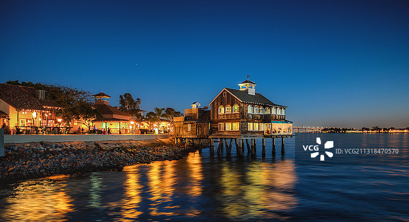 蓝调时刻的海边木屋图片素材