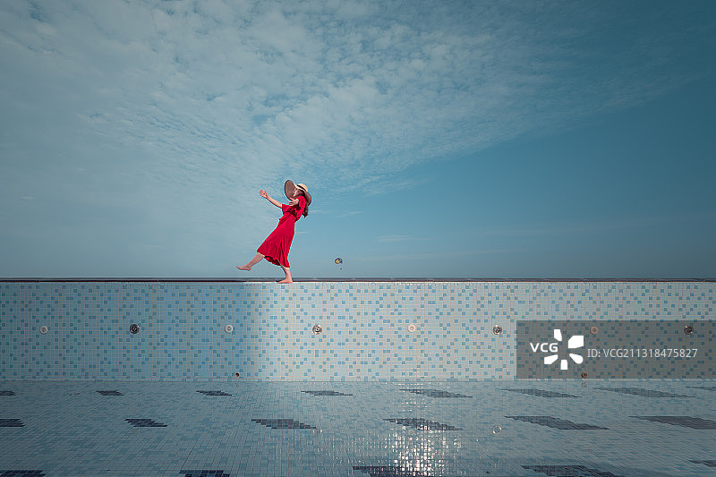 无水泳池中的红衣女子艺术全身像图片素材