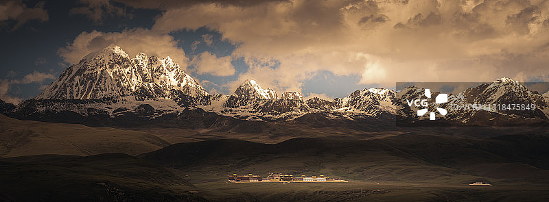 夏季暴雨前乌云密布的塔公草原雅拉雪山图片素材