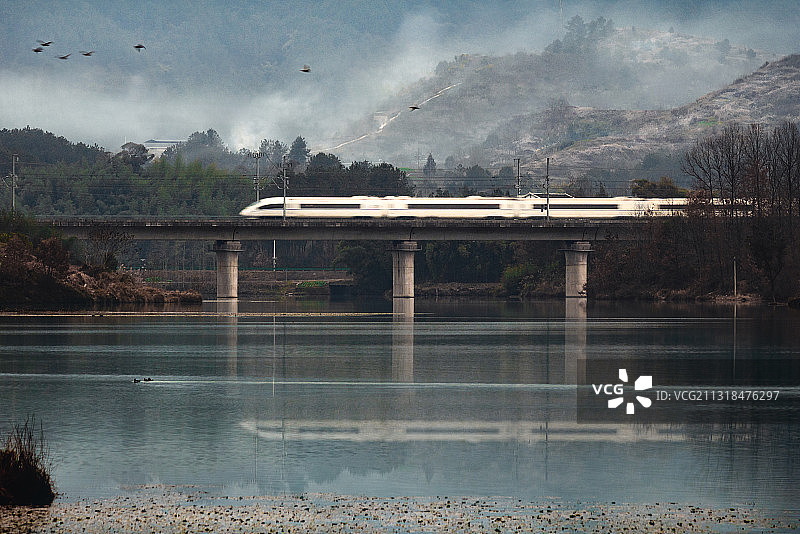 双桂湖公园与成渝高铁图片素材