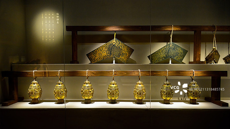 清代碧玉浅雕描金云龙纹特磬图片素材