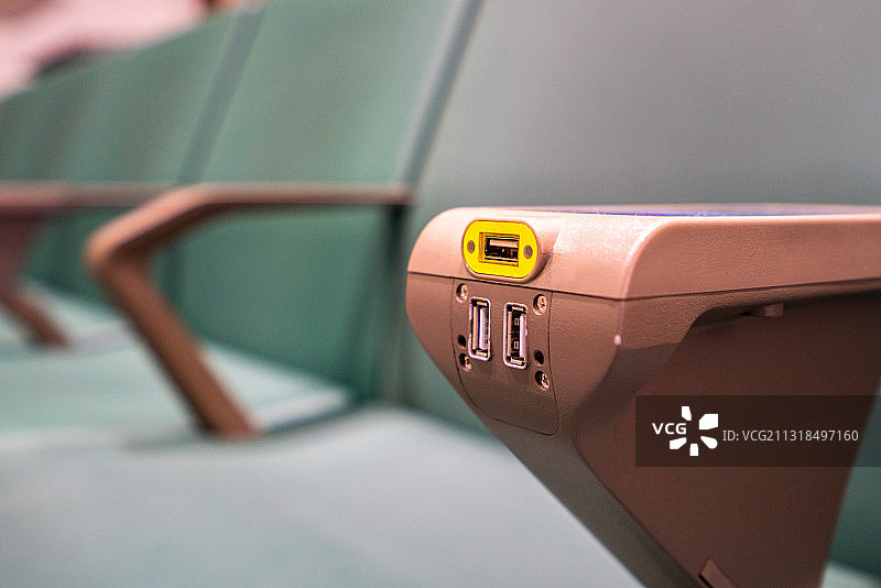 公共设施扶手座椅usb插座充电口图片素材