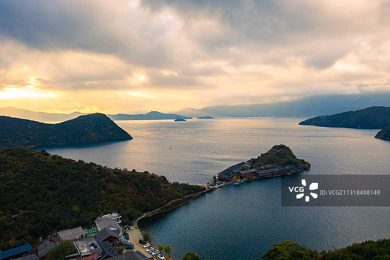 泸沽湖里格半岛朝霞图片素材