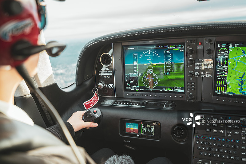 天空中的小型飞机驾驶舱和飞行员图片素材
