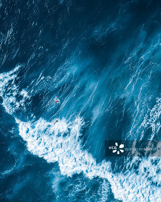 航拍海浪中冲浪的人图片素材