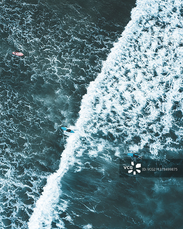航拍海浪中冲浪的人图片素材