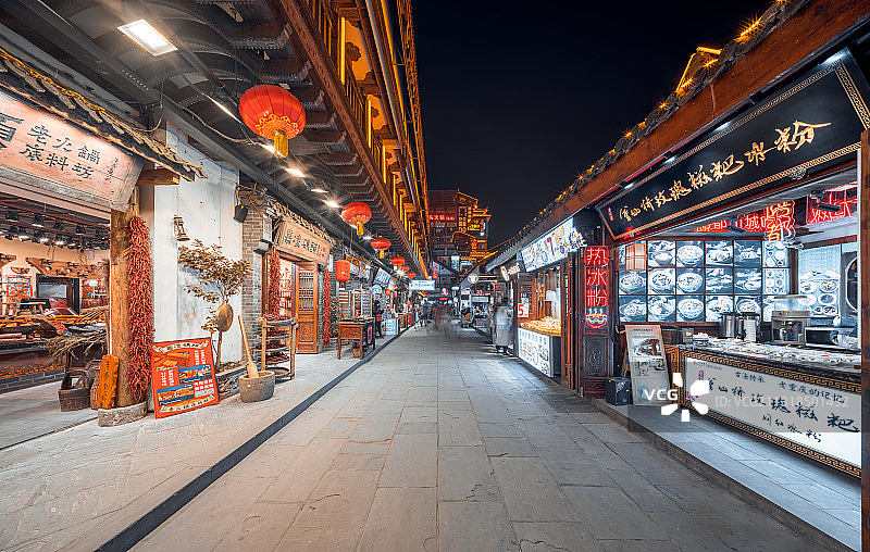 重庆市渝中区洪崖洞里面街景夜景图片素材