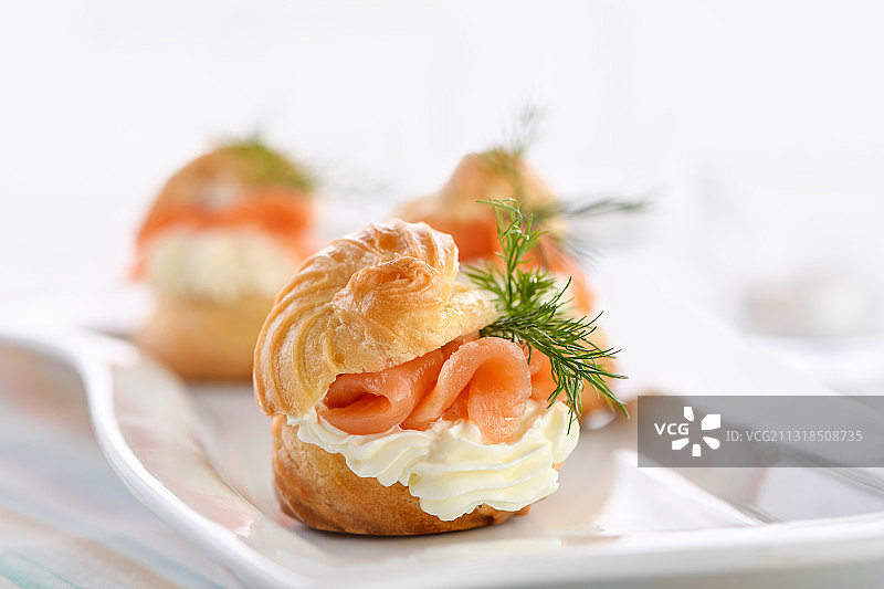 桌子上盘子里的食物的特写图片素材