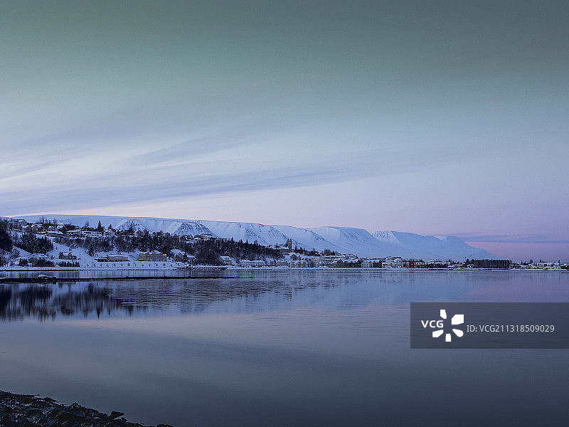 冰岛阿克雷里冬季湖光天色美景图片素材
