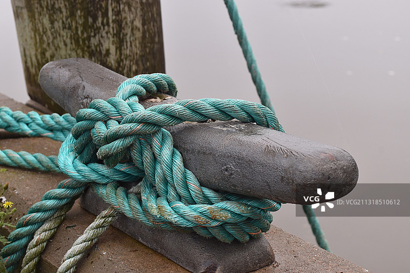 系在系船柱上的绳索特写，美国缅因州图片素材