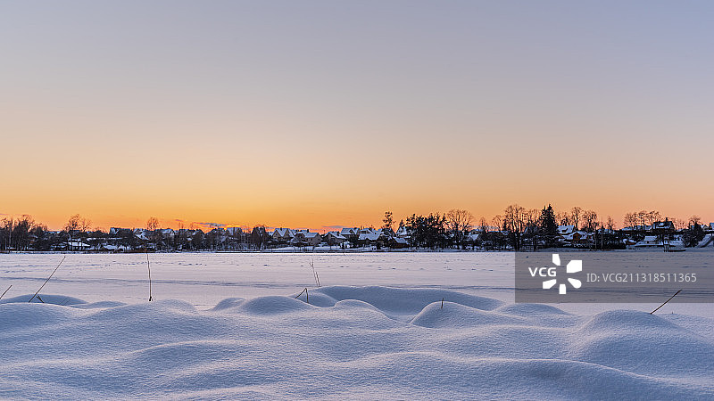 日落时分，立陶宛乌田纳的雪原美景图片素材