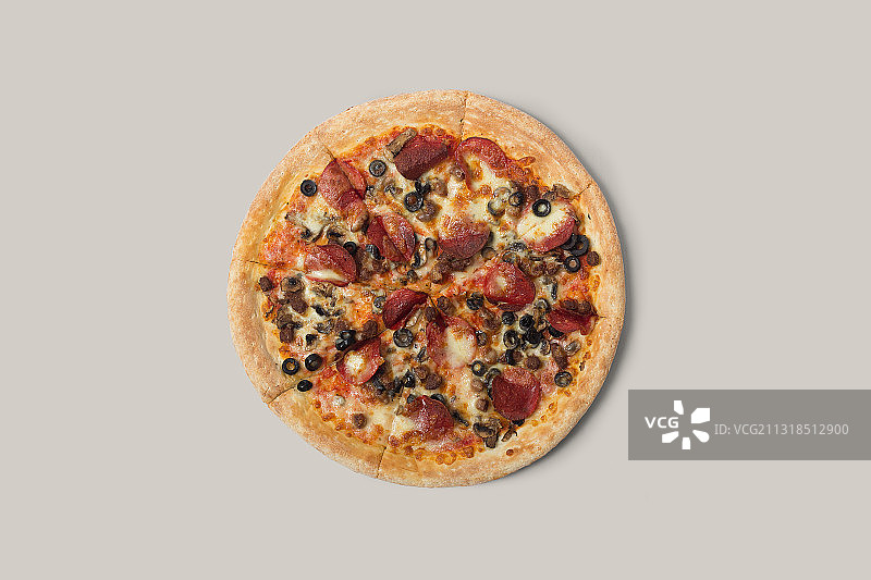 白色背景上的披萨特写图片素材