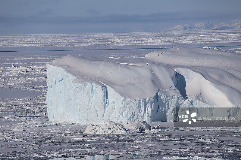 冰冻的大海对着天空的风景图片素材