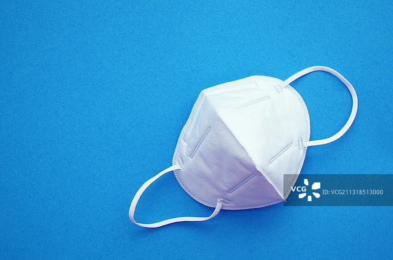 蓝色背景上的外科口罩俯视图图片素材