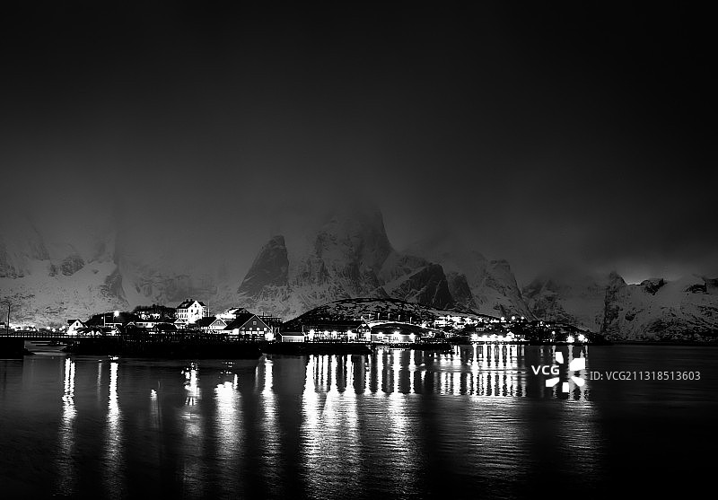 夜晚天空映衬下的湖景图片素材