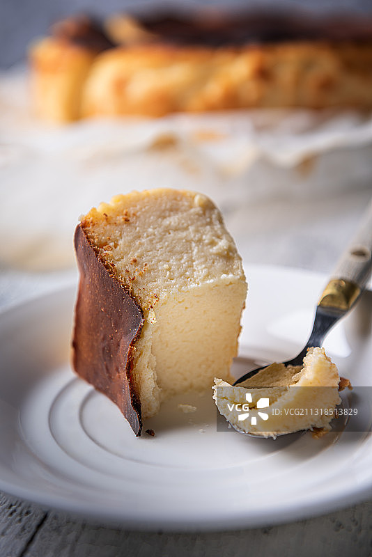 乌克兰桌上盘中蛋糕特写图片素材