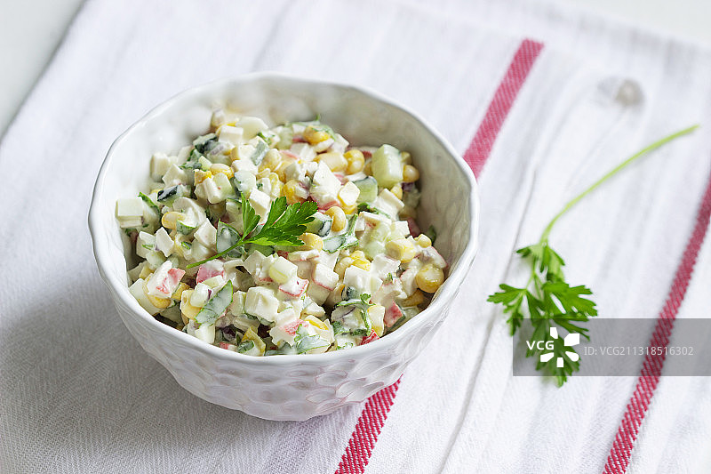 桌子上碗里的食物的特写图片素材