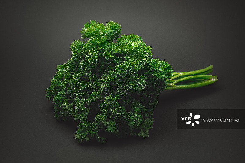 灰色背景下的西兰花特写图片素材