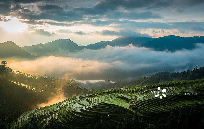 加榜梯田春耕时图片素材