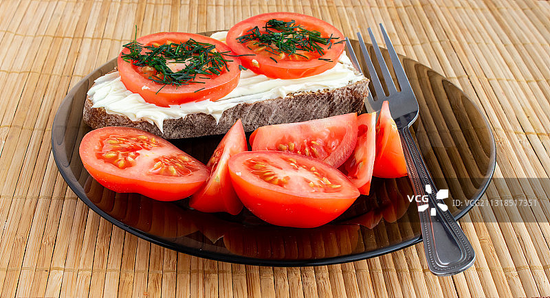 高角度的食物在盘子上的桌子图片素材