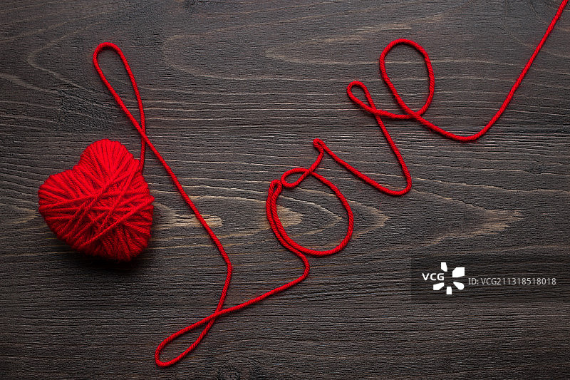 俄罗斯桌子上的红色绳子俯视图图片素材