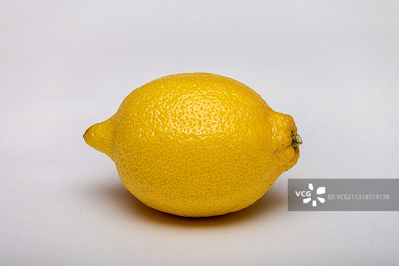 柠檬特写，白色背景，拉脱维亚图片素材