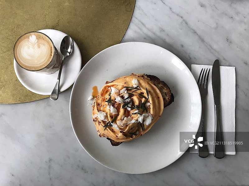 澳大利亚维多利亚州墨尔本，桌上供应的早餐的俯视图图片素材