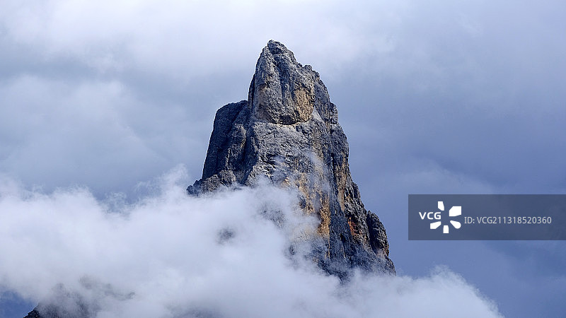 多云天空下的山峰低角度视图，意大利圣马蒂诺迪卡斯特罗扎图片素材