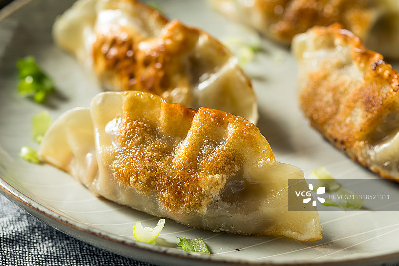 餐桌上盘中的饺子特写图片素材