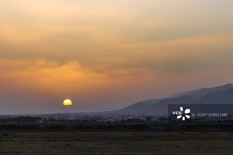 阿曼塞拉莱日落时分田野风光图片素材