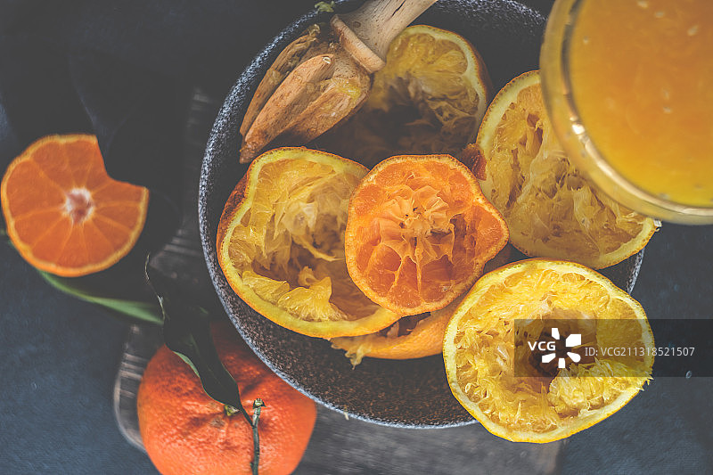 高角度拍摄：桌上的橙子图片素材