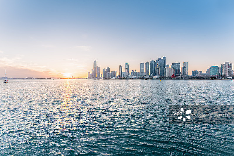 青岛海边城市天际线图片素材